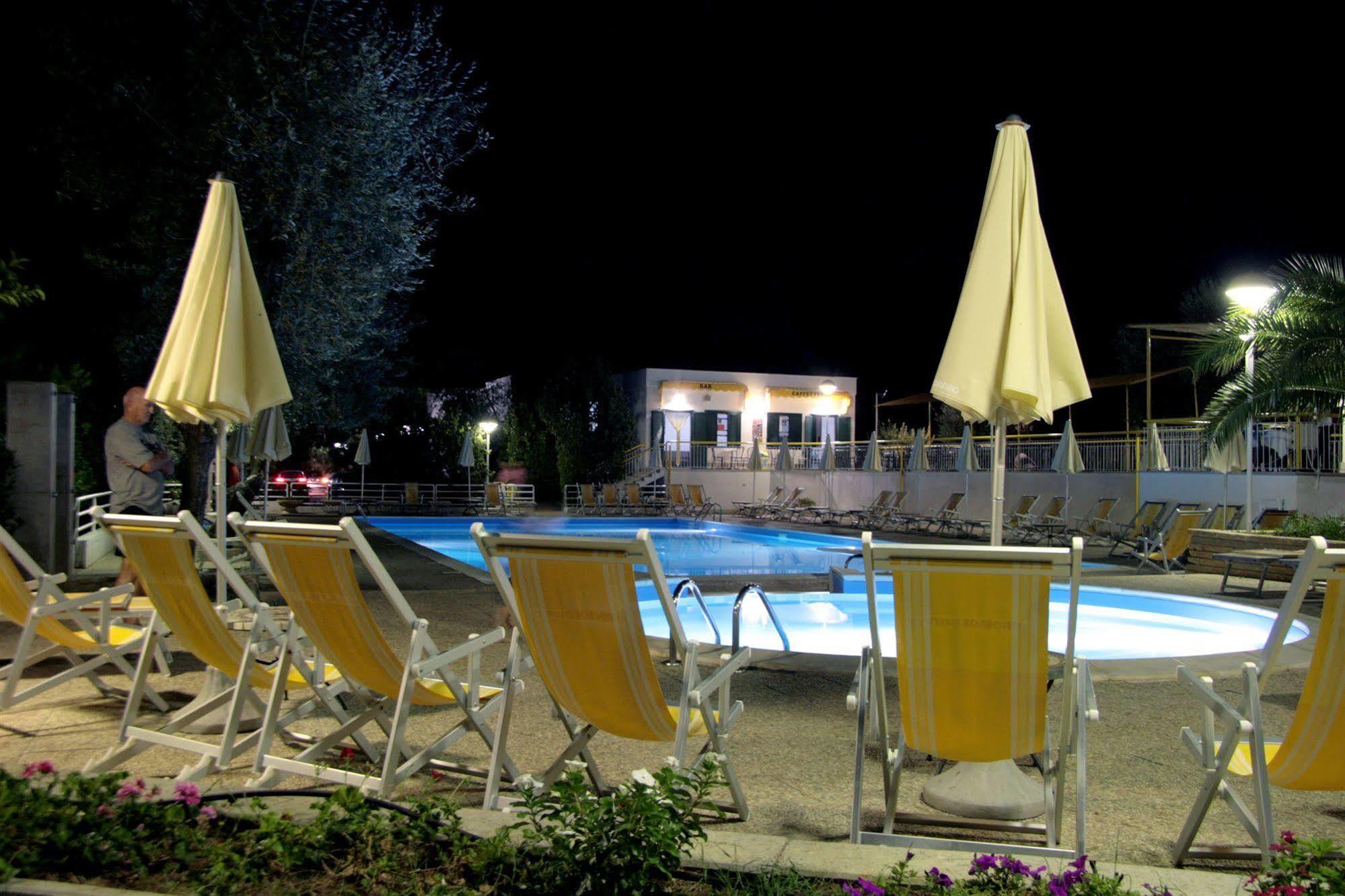 Villaggio Turistico Residence Delfino Vieste Exterior photo
